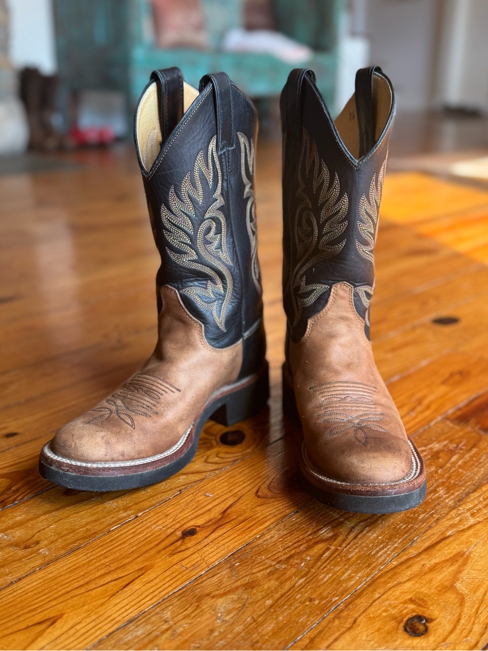 Women’s Justin Two- Toned Leather Boots. Size 6B